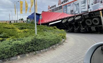 FOTO: Prevrátený kamión v Nových Zámkoch