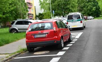 FOTO: Na Klokočine niekto narazil do zaparkovaného auta a ušiel