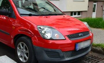 FOTO: Na Klokočine niekto narazil do zaparkovaného auta a ušiel