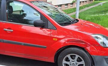 FOTO: Na Klokočine niekto narazil do zaparkovaného auta a ušiel