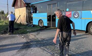 FOTO: V Ivanke pri Nitre došlo k zrážke vlaku s autobusom, náraz ho odhodil do domčeka