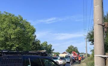 FOTO: V Ivanke pri Nitre došlo k zrážke vlaku s autobusom, náraz ho odhodil do domčeka