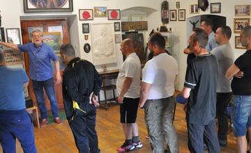 FOTO: Odsúdení opustili brány ústavu v Želiezovciach a išli na exkurziu