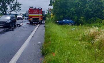 FOTO: Pri Zlatých Moravciach sa zrazil autobus s autom 