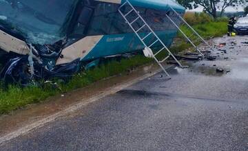 FOTO: Pri Zlatých Moravciach sa zrazil autobus s autom 