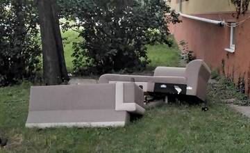 FOTO: Muž z Bátorových Kosíh vyhodil sedačku z okna paneláka