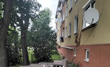 FOTO: Muž z Bátorových Kosíh vyhodil sedačku z okna paneláka