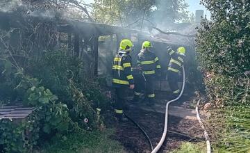 FOTO: V Komjaticiach došlo k požiaru prístavby rodinného domu