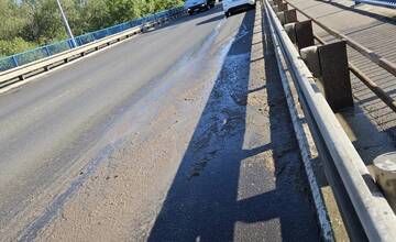 FOTO: Na moste v Šali cestári odpratávali hmyz, išlo o uhynuté podenky