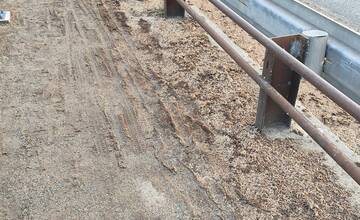 FOTO: Na moste v Šali cestári odpratávali hmyz, išlo o uhynuté podenky