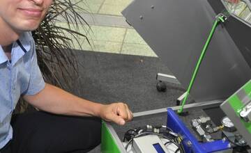 FOTO: technická fakulta SPU v Nitre získala cenu Zlatý kosák za inovatívny prístroj