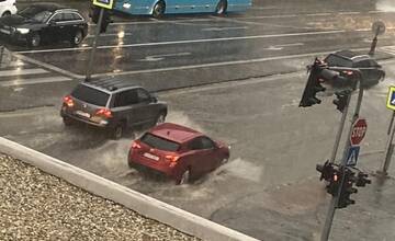 FOTO: Nitra bola počas búrky opäť pod vodou, silný vietor lámal stromy 