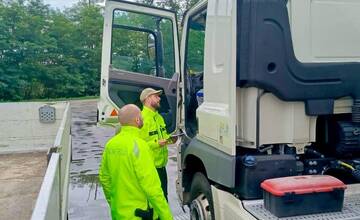 FOTO: Kontrola nákladných vozidiel v obci Bajč 26. septembra