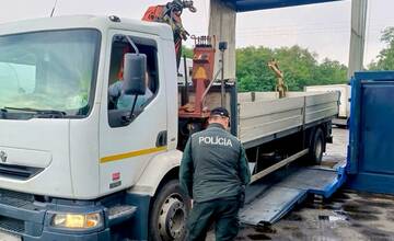 FOTO: Kontrola nákladných vozidiel v obci Bajč 26. septembra