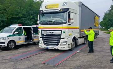 FOTO: Kontrola nákladných vozidiel v obci Bajč 26. septembra