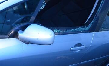 FOTO: Vandal zo Šale vyčíňal v uliciach Bratislavy, zničil viacero áut a chystal sa kradnúť