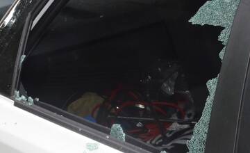 FOTO: Vandal zo Šale vyčíňal v uliciach Bratislavy, zničil viacero áut a chystal sa kradnúť