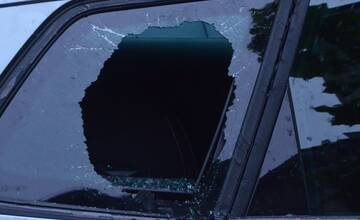 FOTO: Vandal zo Šale vyčíňal v uliciach Bratislavy, zničil viacero áut a chystal sa kradnúť