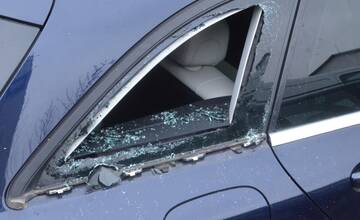 FOTO: Vandal zo Šale vyčíňal v uliciach Bratislavy, zničil viacero áut a chystal sa kradnúť