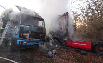 FOTO: V Hajnej Novej Vsi horeli nákladné autá a prístavba domu