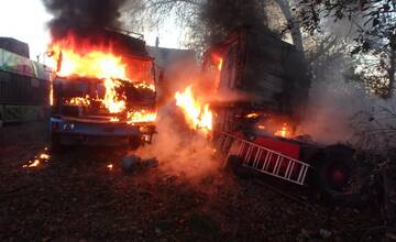FOTO: V Hajnej Novej Vsi horeli nákladné autá a prístavba domu