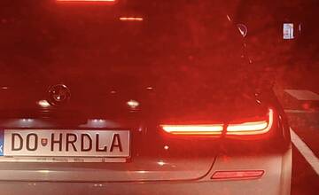 FOTO: Vtipné ŠPZ-ky v uliciach Nitry bavia internet