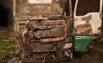 FOTO: Požiar kamiónu s návesom v Hontianskej Vrbici