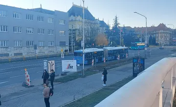 FOTO: Na Štúrovej ulici v centre Nitry vzniká dočasný jazdný pruh