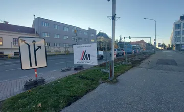 FOTO: Na Štúrovej ulici v centre Nitry vzniká dočasný jazdný pruh