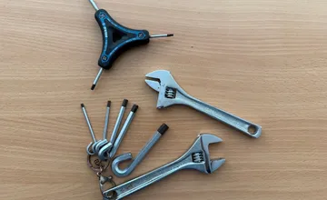 FOTO: Zlodej ukradol zo stanice v Šali náradie pre cyklistov