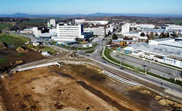 Výstavba turbo-okružnej križovatky vo Vrábľoch zachytená dronom (december 2024)