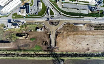 Výstavba turbo-okružnej križovatky vo Vrábľoch zachytená dronom (december 2024)