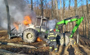 FOTO: V katastri obce Prašice horel traktor s hydraulickou rukou, ktorý nakladal drevo 