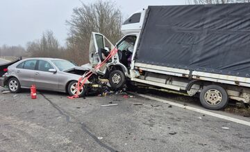 FOTO: Vážna nehoda medzi Komárnom a Kameničnou (13. december 2024)