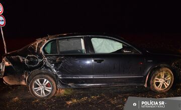 FOTO: Opitý vodič pri Leviciach nabúral do svahu