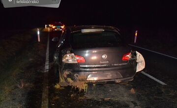 FOTO: Opitý vodič pri Leviciach nabúral do svahu