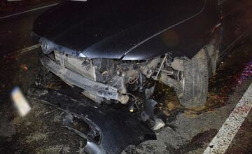 FOTO: Opitý vodič pri Leviciach nabúral do svahu