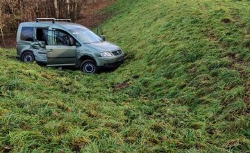 FOTO: Muž a žena ukradli v Seredi naštartované auto, pri naháňačke s policajtmi ho rozbili v Šali