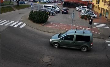 FOTO: Muž a žena ukradli v Seredi naštartované auto, pri naháňačke s policajtmi ho rozbili v Šali