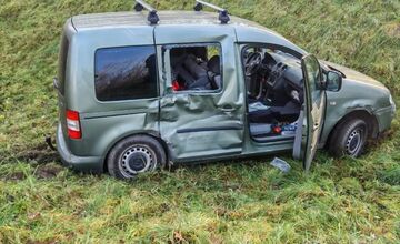 FOTO: Muž a žena ukradli v Seredi naštartované auto, pri naháňačke s policajtmi ho rozbili v Šali