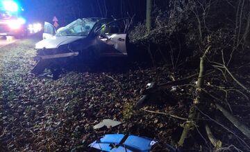 FOTO: V katastri Nitry skončilo auto v priekope mimo cesty