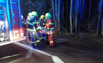 FOTO: V katastri Nitry skončilo auto v priekope mimo cesty