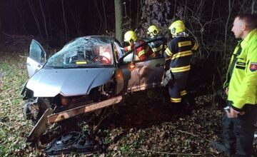 FOTO: V katastri Nitry skončilo auto v priekope mimo cesty
