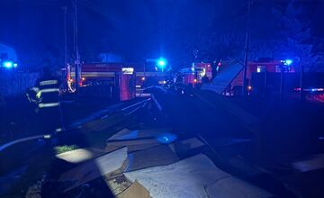 FOTO: V obci Bánov zhorela na Vianoce strecha rodinného domu