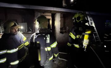 FOTO: V obci Bánov zhorela na Vianoce strecha rodinného domu