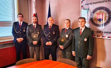 FOTO: Dvoch policajtov z Nitrianskeho kraja mimoriadne povýšili za výnimočné výsledky