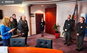 FOTO: Dvoch policajtov z Nitrianskeho kraja mimoriadne povýšili za výnimočné výsledky