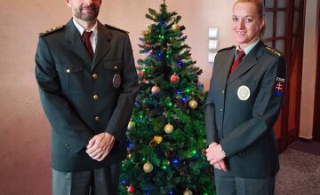 FOTO: Dvoch policajtov z Nitrianskeho kraja mimoriadne povýšili za výnimočné výsledky