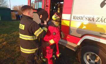 FOTO: Zo zamrznutého rybníka v Šarovciach vytiahli telo nezvestného mladíka