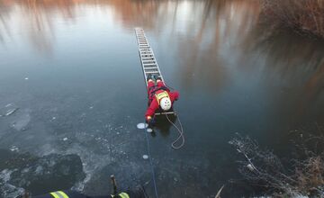 FOTO: Zo zamrznutého rybníka v Šarovciach vytiahli telo nezvestného mladíka